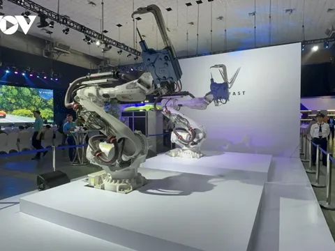 Video cánh tay robot “múa” tại triển lãm ô tô VinFast