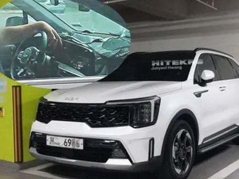 Kia Sorento 2024 lần đầu lộ nội thất với màn hình cong theo trend như Santa Fe sắp ra mắt