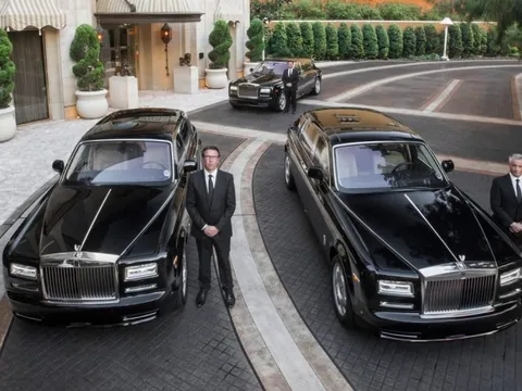 Giáo trình đào tạo tài xế đẳng cấp của Rolls-Royce: dừng xe êm đến mức một giọt sâm panh cũng không tràn khỏi ly