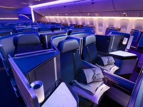 Vì suất ăn của vị khách hạng thương gia, máy bay phải chuyển hướng đột ngột, bay vòng trên không đốt hết nhiên liệu mới hạ cánh được