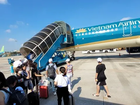 Hàng không tiếp tục than khó