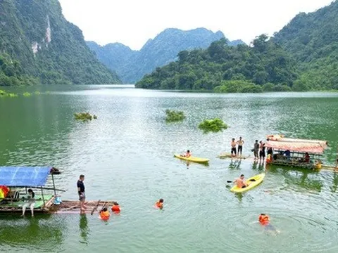 Đến thảo nguyên Đồng Lâm chèo kayak, bơi lội, trút bỏ hết mọi tâm tư muộn phiền