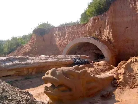 Đi đào cát, người đàn ông phát hiện "vật lạ” dài hơn 300m: Hiện trường lập tức bị phong tỏa, tìm thêm 9 "báu vật" 10.000 năm được chôn dấu