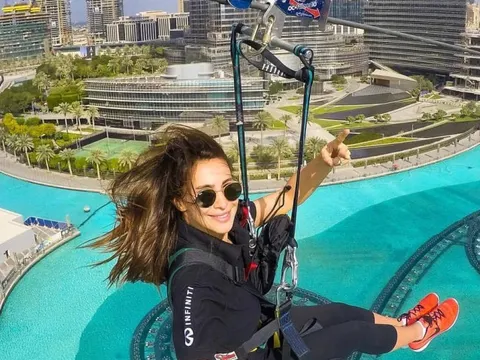 Chỉ có tại Dubai, đôi khi khiến bạn không tin nổi vào mắt: "Bay" qua nửa thành phố, trượt tuyết giữa hè 50 độ C, "sống dưới nước" cũng dễ như chơi