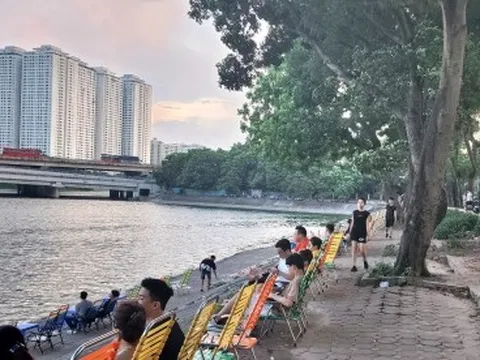 Vỉa hè, bờ hồ Linh Đàm lại bị lấn chiếm