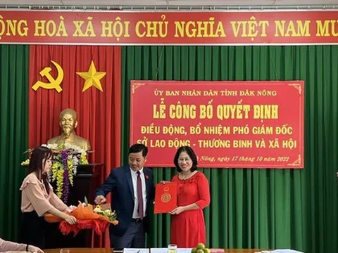 Cho thôi việc phó giám đốc sở xin nghỉ hưu ngay tại lễ bổ nhiệm