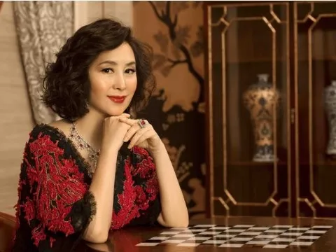 Ái nữ của tỷ phú Hà Hồng Sân có gần 90 nghìn tỷ đồng ăn mặc xuề xòa, đi du lịch bằng tàu điện ngầm: Thân thế phi phàm nhưng hạnh phúc bởi những điều giản dị bên người thân