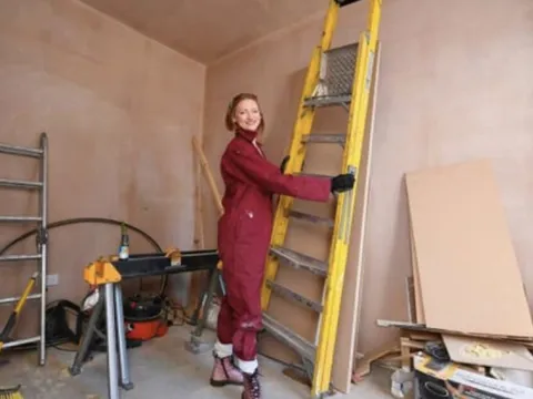 Người phụ nữ 36 tuổi mua căn nhà bỏ hoang chỉ với giá 30 ngàn đồng và bỏ ra hơn 1 tỷ để tân trang lại toàn bộ: Kết quả gây choáng!