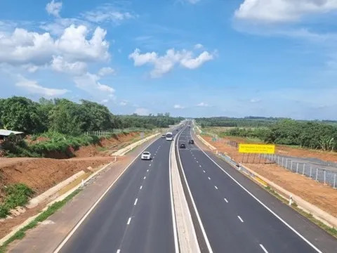Cao tốc Phan Thiết - Dầu Giây vẫn ngổn ngang sau hơn 2 tháng khánh thành