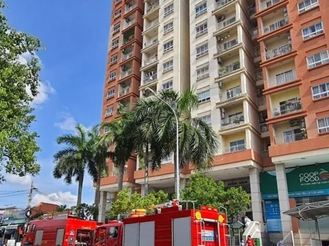 Cháy căn hộ chung cư ở TPHCM, người dân ôm đồ tháo chạy