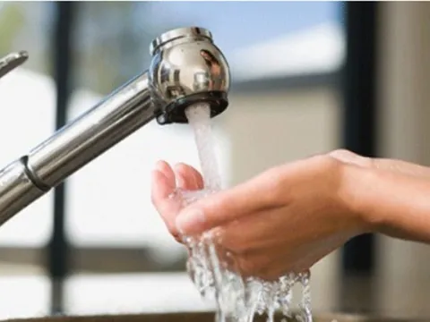 Tăng giá nước sạch tác động thế nào đến đời sống, thu nhập người dân?