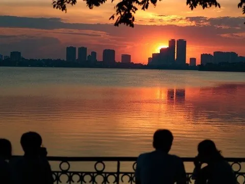 Ngắm khung cảnh hoàng hôn cực lãng mạn tại Hà Nội