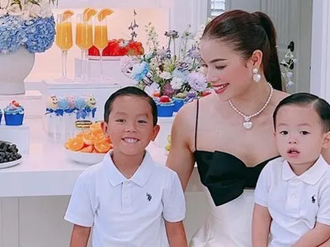 Phạm Hương khoe ảnh cùng 2 con trong căn nhà triệu đô