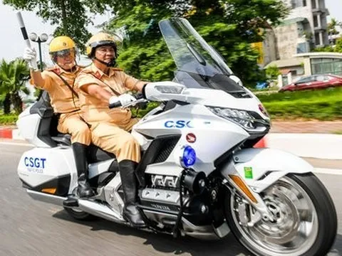 Ngắm dàn siêu mô tô dẫn đoàn Goldwing 2023 trên đường phố Hà Nội