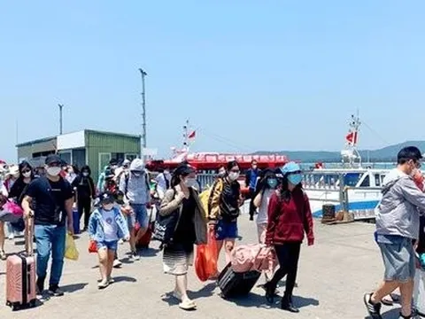 Quảng Ninh: Đưa hơn 10.000 du khách ở Cô Tô về đất liền tránh bão