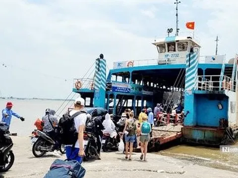 Hải Phòng: Du khách hối hả rời khỏi Cát Bà tránh bão số 1