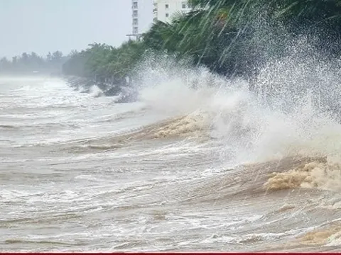 Bão số 1 tiếp tục suy yếu, cách Móng Cái 100 km