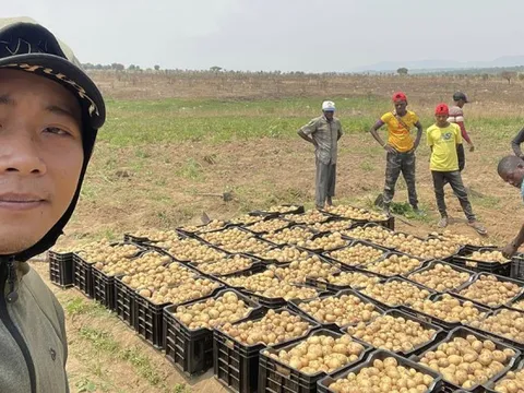 Quang Linh Vlogs đi mua đất kiểu “độc lạ châu Phi”: Giao dịch nhanh như chớp, 5 triệu được mảnh hơn 300m2 mặt tiền thị trấn