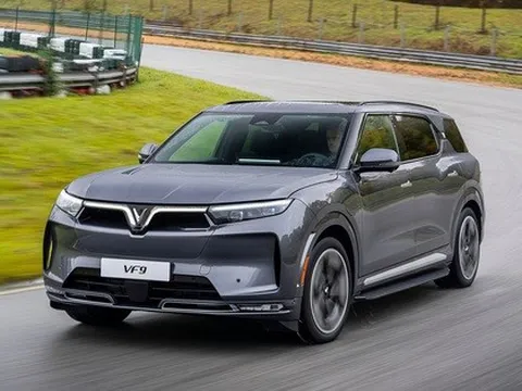 Vì sao xe điện không thoát được ắc quy 12 vôn dù mang khối pin 100kWh?