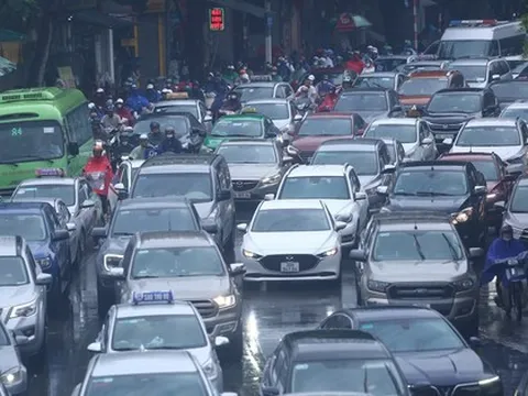 Mưa triền miên sau bão Talim, đường phố ùn tắc hàng giờ