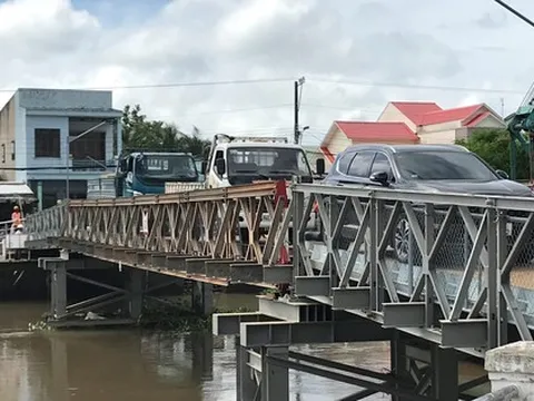 Cầu tạm bị sập ở Trà Vinh được sửa chữa, thử tải thành công với 3 xe nặng 20 tấn