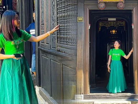 Tìm về nếp nhà cổ, các bạn trẻ nhìn ngắm lại dòng thời gian đã qua