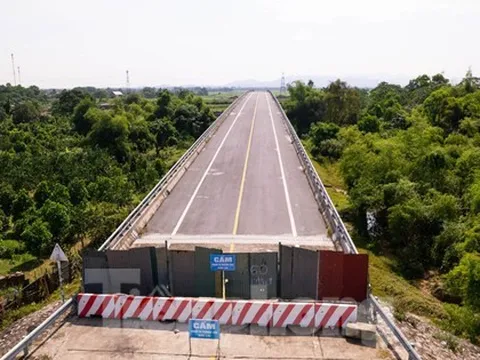 Kỳ lạ cây cầu trăm tỷ xây xong 3 năm để... 'làm cảnh'