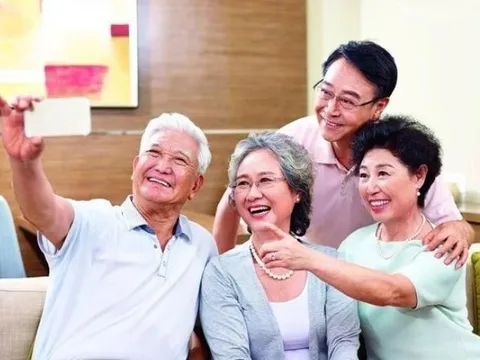 Một trào lưu “nghỉ hưu rực rỡ” đang rộ lên ở đất nước tỉ dân: U80 vẫn học đại học, chi vài triệu đồng để học cắm hoa, catwalk cho… yêu đời