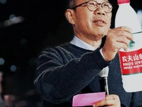 2 lần trượt đại học, phải làm phụ hồ để kiếm sống, người đàn ông vụt lên thành “vua nước đóng chai”