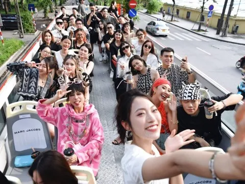 Một thương hiệu quốc tế phủ kín họa tiết "lạ" lên xe bus 2 tầng, gây sốt khi trình làng bộ sưu tập mới
