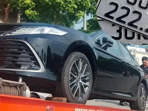 Toyota Camry vừa mua đã bán lại 3 tỷ đồng nhờ biển ngũ quý: Xe còn nguyên nilon, chủ xe quyết không dùng để giữ giá