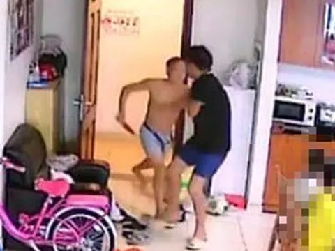 CLIP: Người đàn ông bất ngờ dùng vật nhọn xông vào nhà tấn công hàng xóm