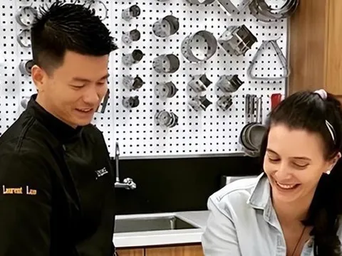 Cô vợ Pháp bỏ chức Giám đốc về làm bánh cùng chồng thu nhập trăm triệu mỗi tháng
