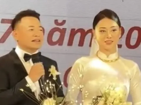Shark Bình phát biểu trên sân khấu trong ngày vui: "Khi đến với Oanh cảm giác câu chuyện của chúng tôi giống như 1 bộ phim"