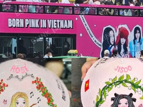 Xe buýt đen hồng quảng bá show Born Pink đi khắp Hà Nội, cận cảnh món quà của fan Việt sẽ được trao tận tay BLACKPINK