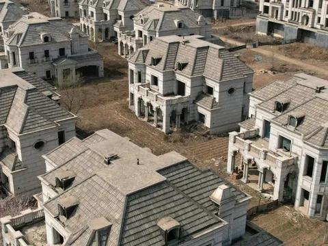 Bên trong “thị trấn ma” với hàng trăm căn biệt thự trị giá hàng tỷ USD mang phong cách Châu Âu ở Trung Quốc: Trở thành nơi chăn thả gia súc, cỏ mọc um tùm trên mái nhà