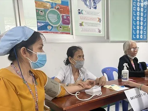 Giữ người, giữ việc thời khó