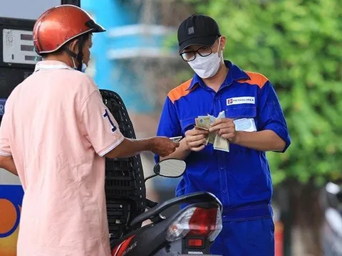 Giá xăng tăng lên gần 24.000 đồng/lít