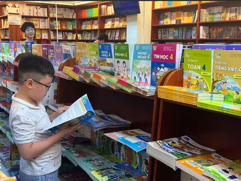 Người dân bức xúc vì giá sách giáo khoa quá cao