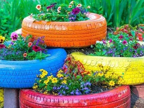 Khu vườn nhỏ xinh được tạo ra từ những món đồ nội thất cũ
