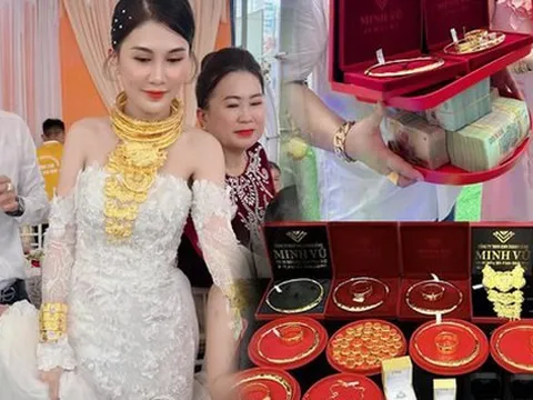 Cô dâu Quảng Ninh nhận hồi môn vàng cả ký, tiền bó từng cọc xếp cạnh sổ đỏ