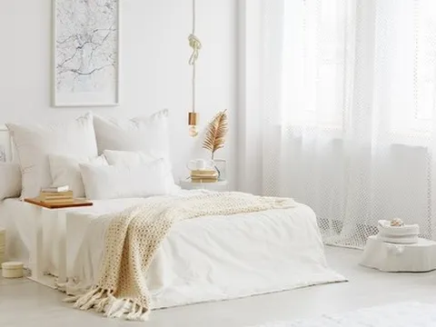 Phòng ngủ trắng với những thiết kế đơn giản nhưng hấp dẫn