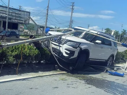 Đằng sau những bức ảnh TNGT: Mất lái tốc độ cao, Ford Explorer leo dải phân cách hạ gục cột điện