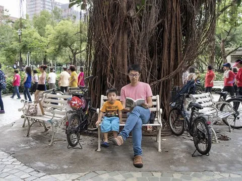 Nhiếp ảnh gia đi khắp thế giới, bắt lại khoảnh khắc đời thường mà nhiệm màu của tình phụ tử