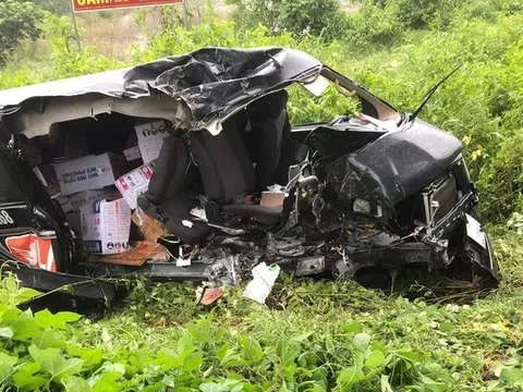 Tai nạn ở Bà Rịa- Vũng Tàu, ô tô văng khỏi đường, biến dạng hoàn toàn