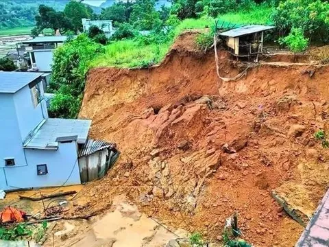 11 người chết và thương vong do mưa lũ, sạt lở đất