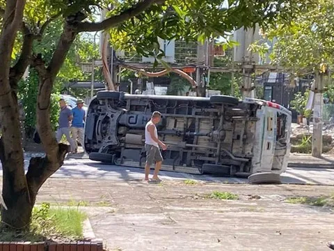 Clip TNGT: Phóng ra từ đường nhỏ không quan sát, Ford Transit bị KIA Seltos đâm lật ngang giữa đường