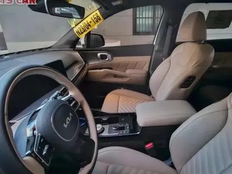 Nội thất Kia Sorento 2024 lộ diện ngoài đời thực, thêm nhiều trang bị như xe sang để đấu Santa Fe