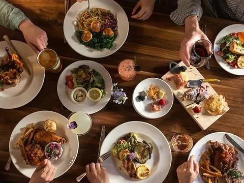 Người Việt sẵn sàng bạo chi cho một bữa ăn sang tốn kém gấp 6 lần bữa bình thường, vì đâu dân thành thị lại mê ăn hàng đến vậy?
