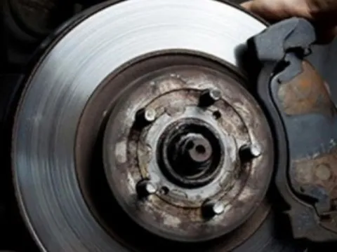 Cách xử lý xe ô tô bị bó phanh